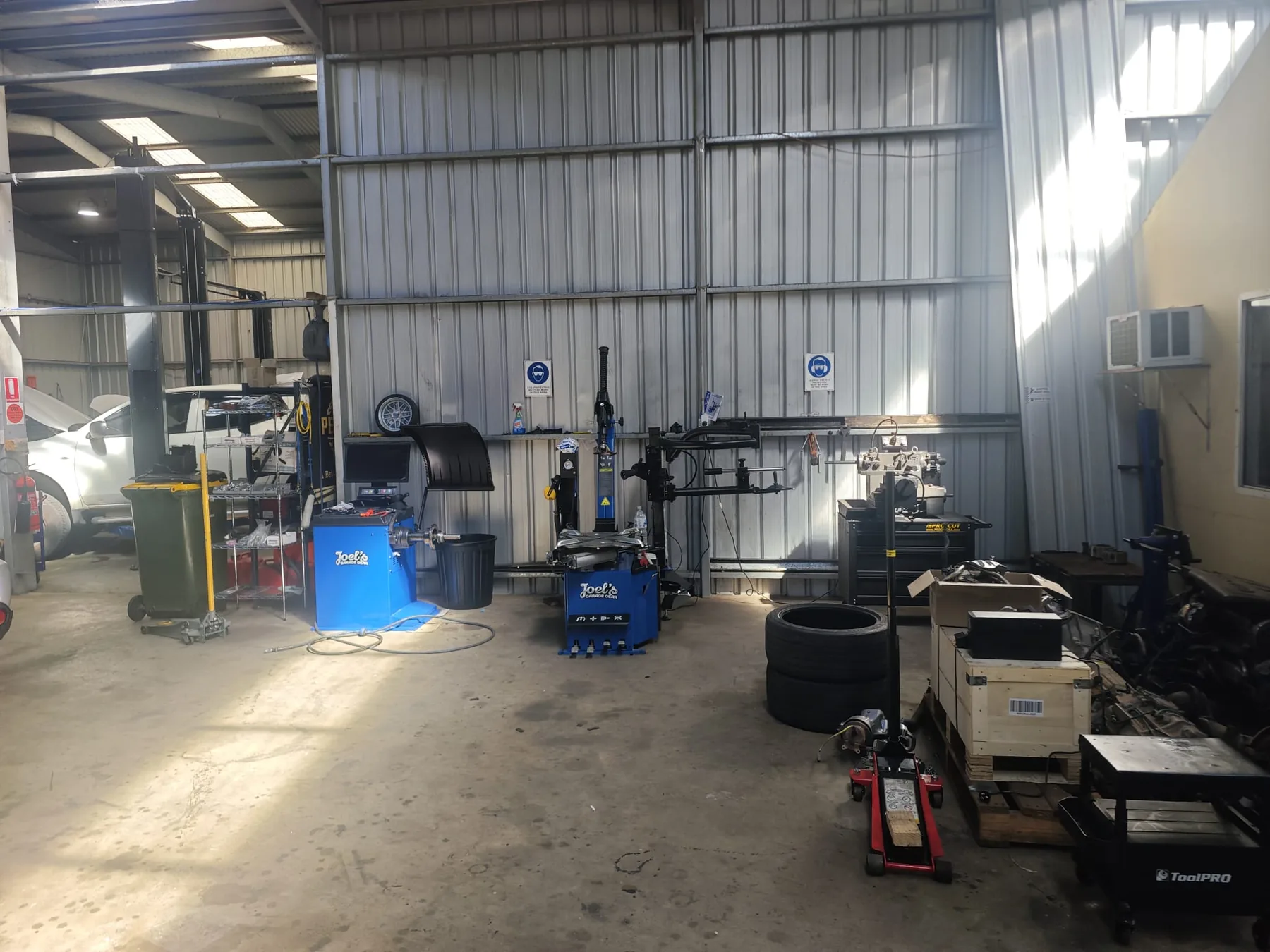 Diagnostic & tyre equipment